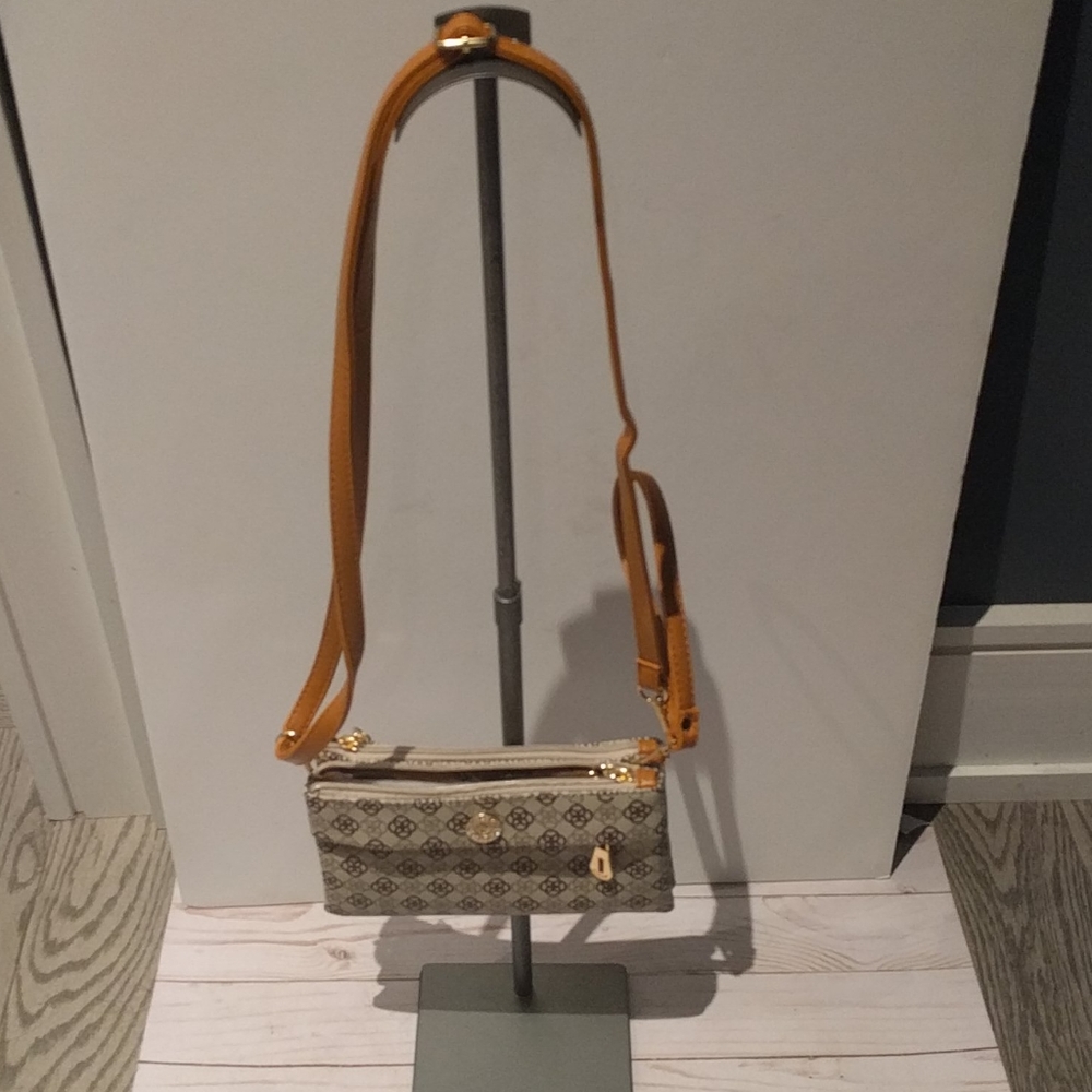😭🌺A small croosbody bag by Ruipeng🌸🌸🥊